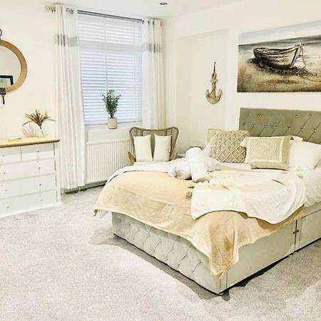 פורטסמות' Stunning 3 Double Bedroom Beach Front Apartment מראה חיצוני תמונה