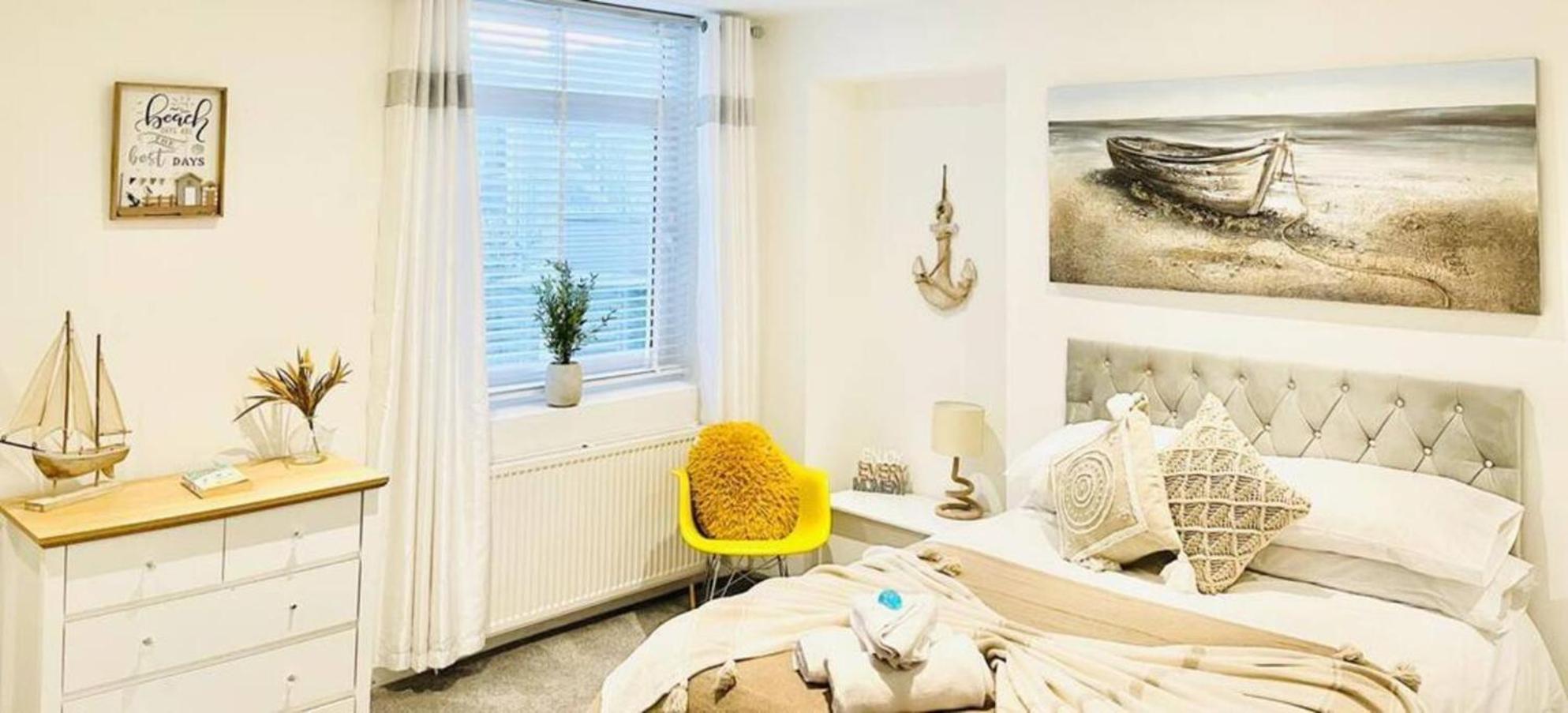 פורטסמות' Stunning 3 Double Bedroom Beach Front Apartment מראה חיצוני תמונה